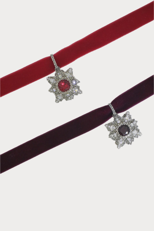 Elegantes rotes Kropfband mit aufwendigem Anhänger