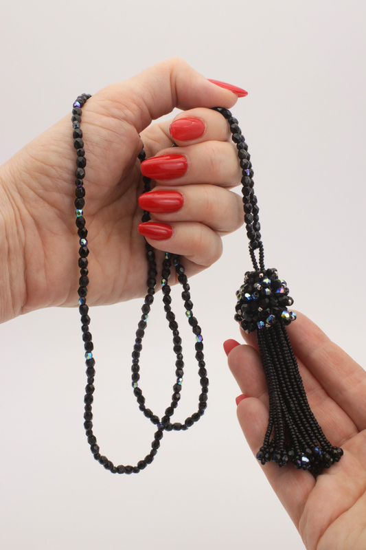schwarze Kette mit Quaste